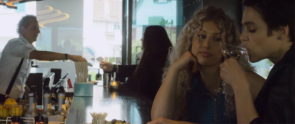 Nina Burri (rechts) und Rapperin Maurinha in der Filmszene, die in der Bar My Senses in Dübendorf spielt. Szene aus dem Film «Do Re Mi Fa So lauft’s».